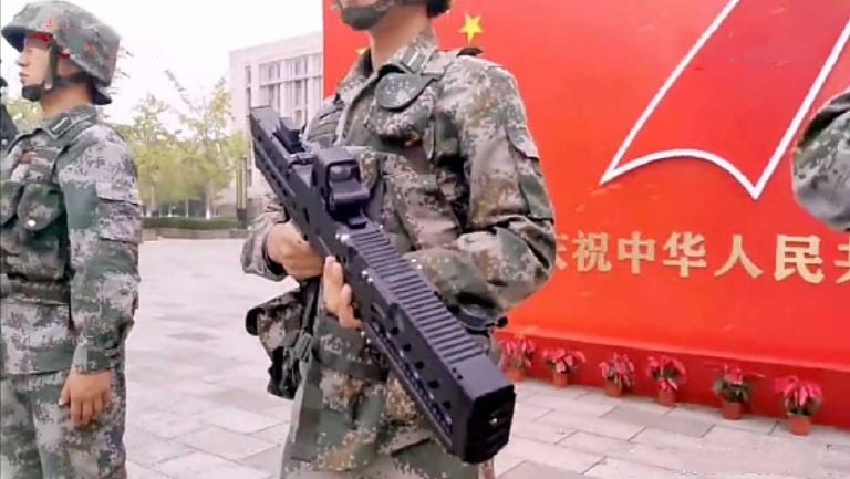 China presenta su nuevo fusil electromagnético del Ejército