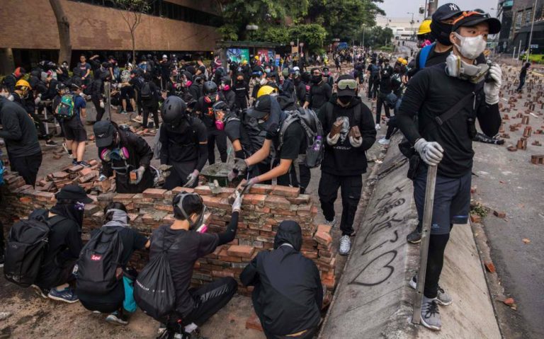 Autoridades de Hong Kong arrestan a unas 400 personas