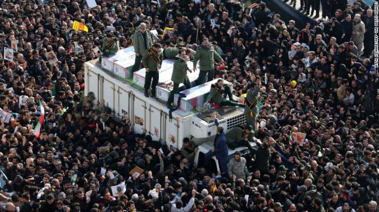 Decenas de muertos por una estampida en funeral de Soleimani