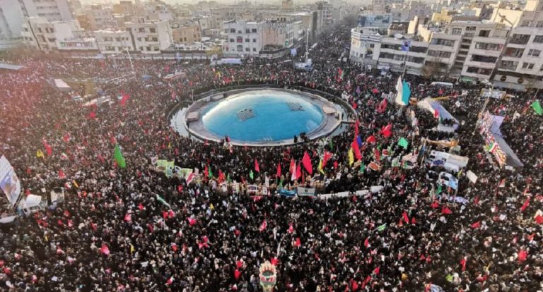 Una marea humana rinde homenaje al general Soleimani en Irán