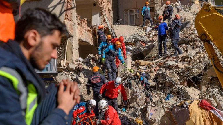 Más de 15 mil personas refugiadas tras terremoto en Turquía