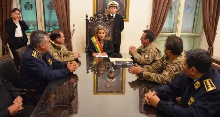 Presidenta boliviana cambia sorpresivamente al jefe del Ejército