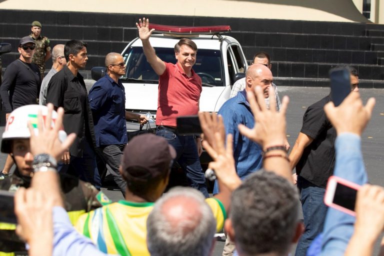 Bolsonaro lideró acto contra confinamiento obligatorio