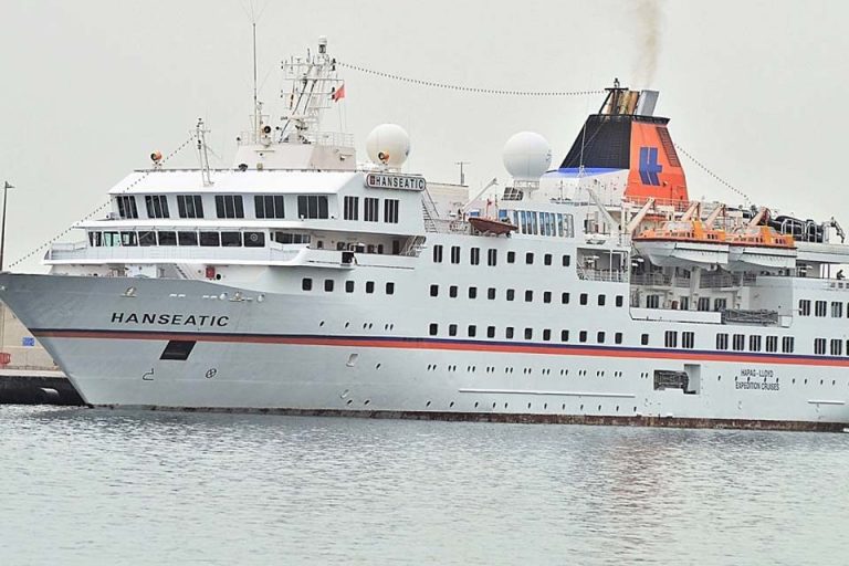 Barco de la Mariana venezolana se hunde tras chocar un crucero