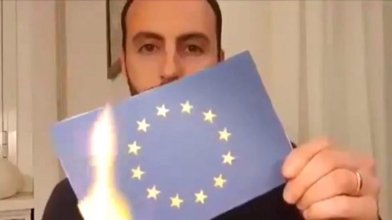 Italianos rechazan la UE y queman banderas del bloque