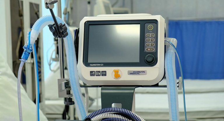 Estudiantes fabrican respiradores para luchar contra COVID-19