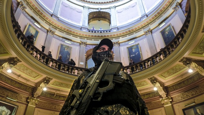 Manifestantes armados ingresaron al Capitolio de Michigan