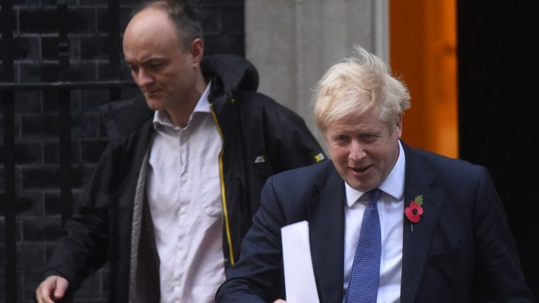 Boris Johnson bajo acoso por escándalo con su asesor