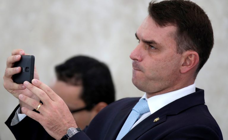 Investigan filtración de pesquisa policial a hijo de Bolsonaro