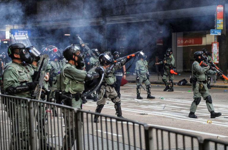 Miles de manifestantes chocan con la policía en Hong Kong