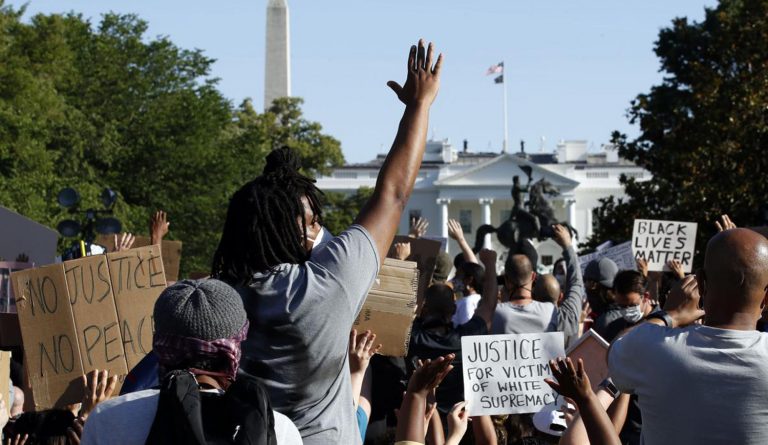 Demandan a Trump por uso de fuerza durante manifestaciones