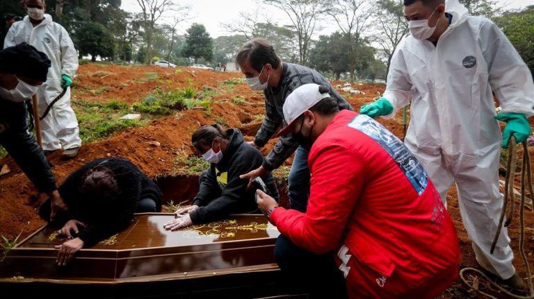 Cementerios de San Pablo vacían tumbas para liberar espacio