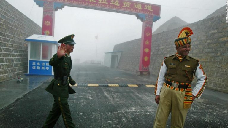 Militares de China y la India acuerdan evitar tensiones armadas