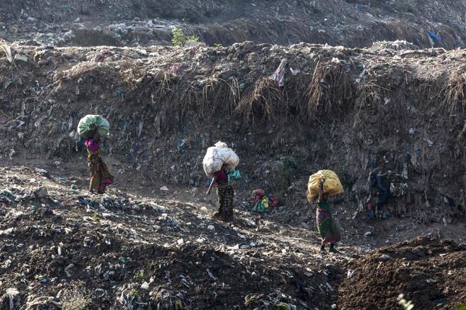 Ghazipur, la aldea india que vive sobre una montaña de basura