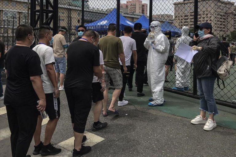 Pekín restringe viajes al exterior ante rebrote de coronavirus