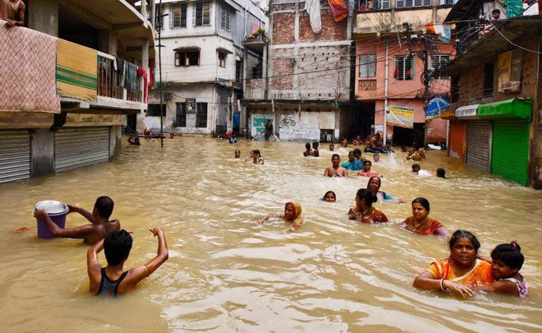 Mueren 221 personas por inundaciones en el sur de Asia