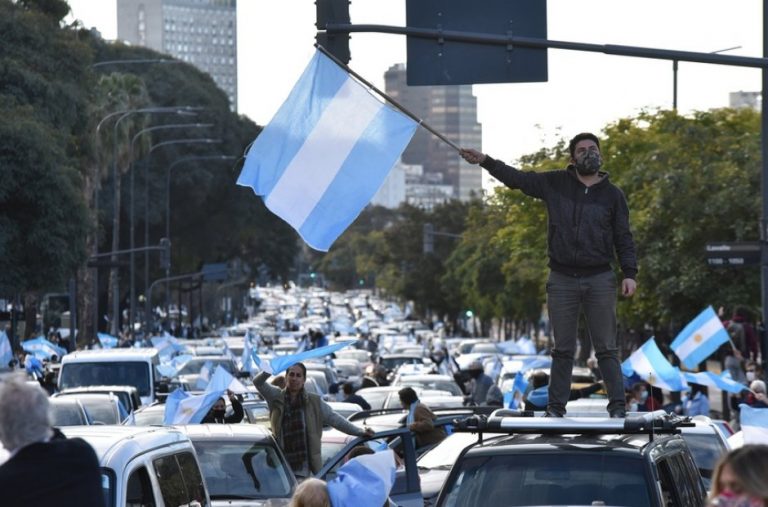 Multitudinaria marcha contra el Gobierno de los Fernández