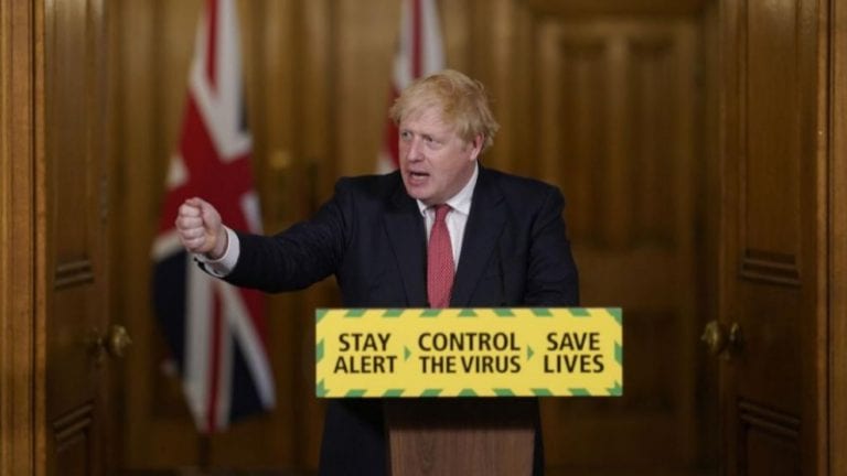 Boris Johnson compara el confinamiento con un arma nuclear