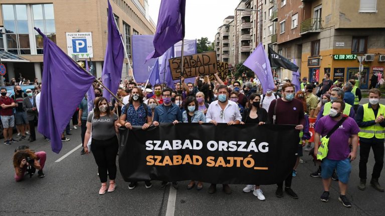 Húngaros exigen libertad de prensa en las calles de Budapest