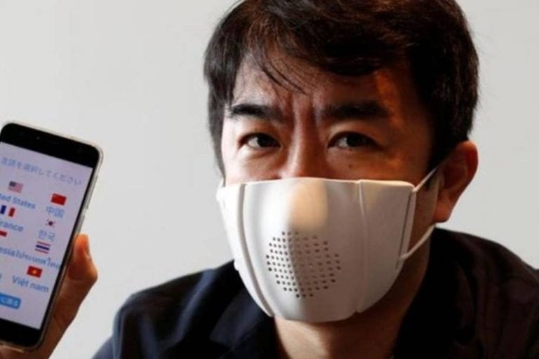 Empresa japonesa crea máscaras con texto en ocho idiomas