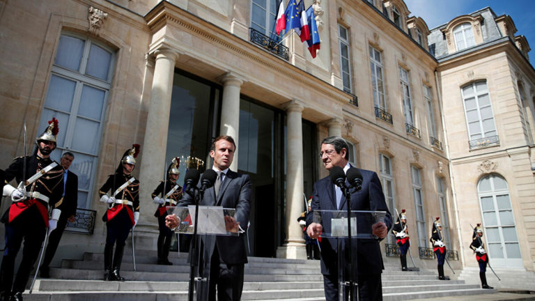 Macron pide sanciones a quienes violen espacio marítimo UE