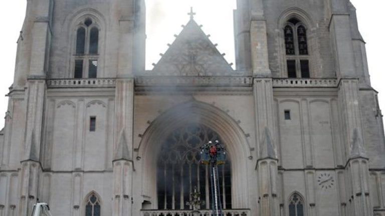 Bomberos luchan para extinguir incendio en catedral de Nantes