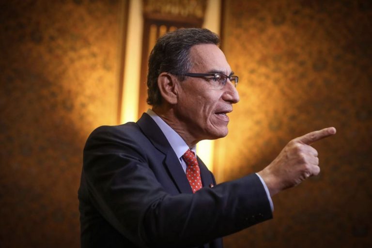 Vizcarra acusa a líder del Congreso de conspirar con las FFAA