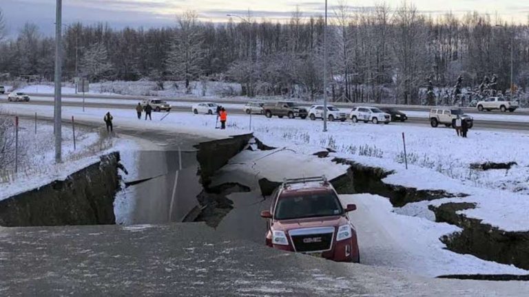 Alerta de tsunami tras terremoto en Alaska