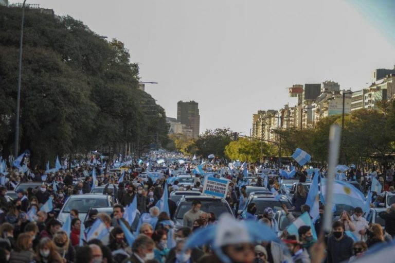 Argentinos realizan tercera protesta contra Fernández