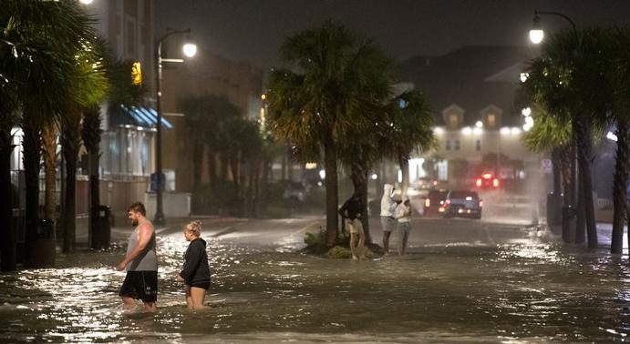 Reconvertido en huracán, Isaías llegó a las Carolinas