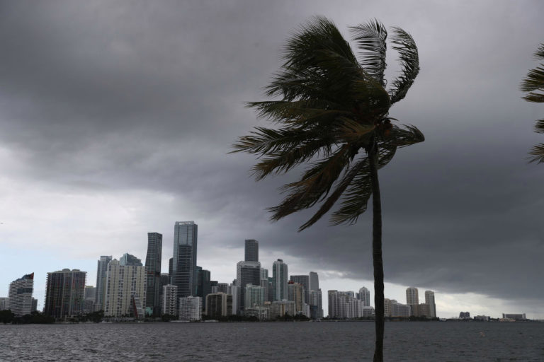 Isaías cambia a tormenta tropical y llega a Florida