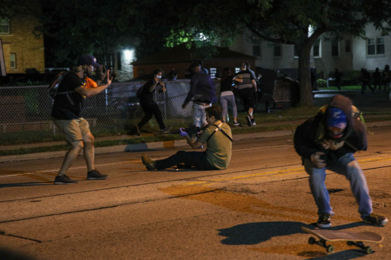 Adolescente detenido por matar manifestantes en Kenosha