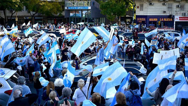 Argentinos a las calles en protesta contra el confinamiento