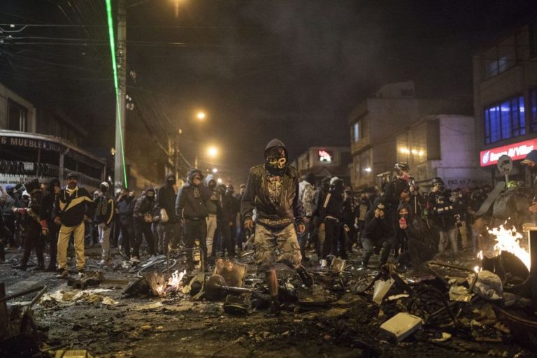 Colombia vive segunda noche de protestas contra abuso policial