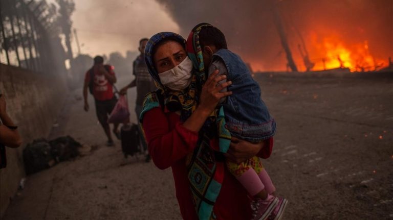 Tercera noche a la intemperie para migrantes de Moria