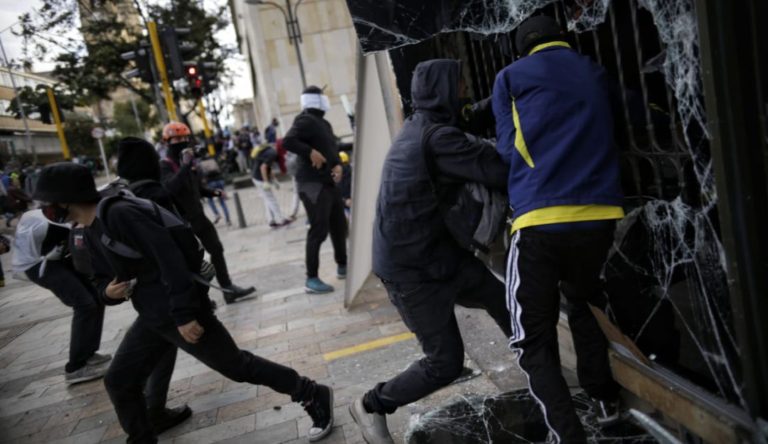 Manifestación pacífica en Bogotá termina con violencia