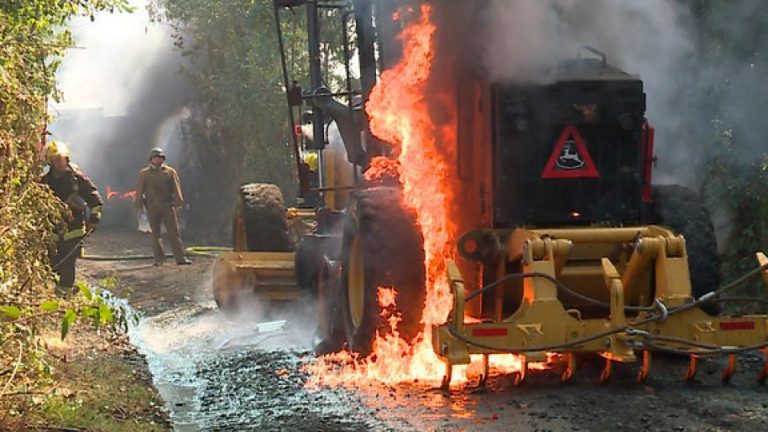 Ataque incendiario afecta a decena de camiones en Chile