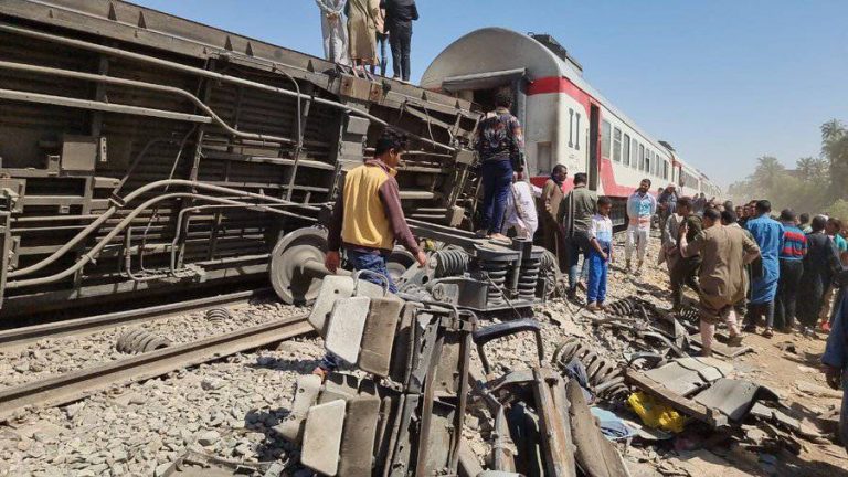 Egipto: 32 muertos y 91 heridos en choque de trenes