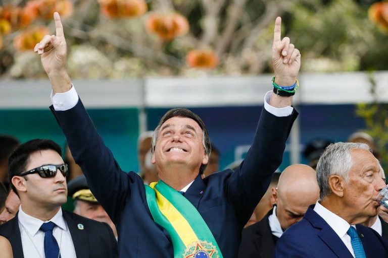 Bolsonaro concede indulto a Policías y Militares