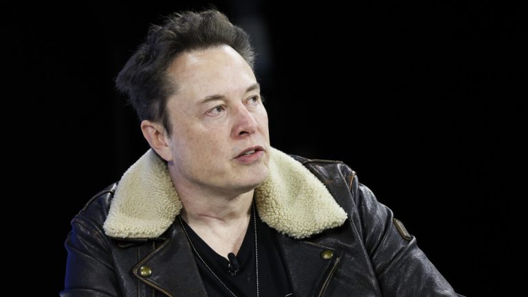 Musk acusa a Biden de facilitar inmigración ilegal a EEUU