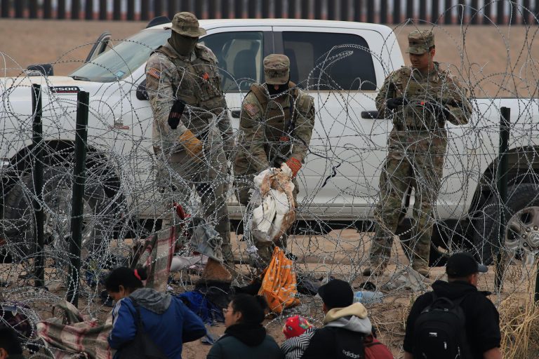 Corte Suprema bloquea ley de Texas sobre migrantes