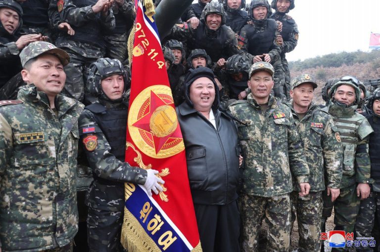 Líder norcoreano presenta y maneja nuevo tanque