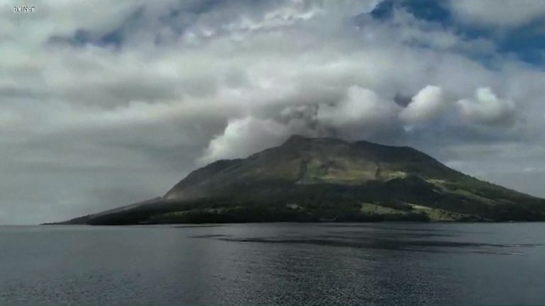 Indonesia: aeropuerto clausurado por erupción del volcán