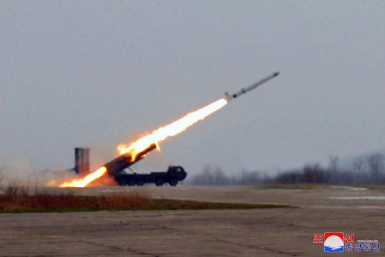 Corea del Norte dispara un misil frente a costa oriental