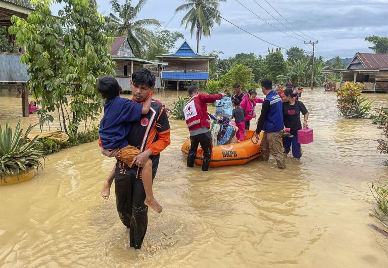 Inundaciones dejan más de 40 muertos en Indonesia