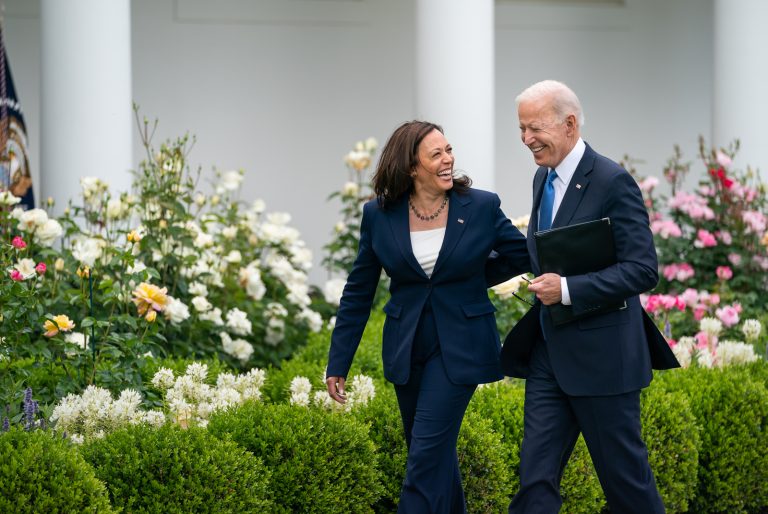 Biden renuncia a la reelección y apoya a Harris para candidata