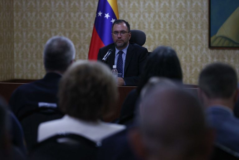 Venezuela rompe relaciones diplomáticas con Perú