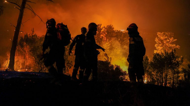 Grecia ordena evacuaciones por incendios forestales