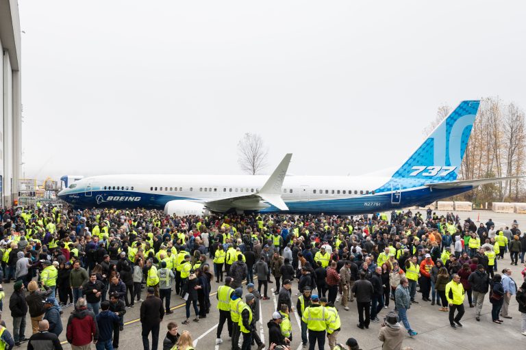 Trabajadores de Boeing votan a favor de una huelga