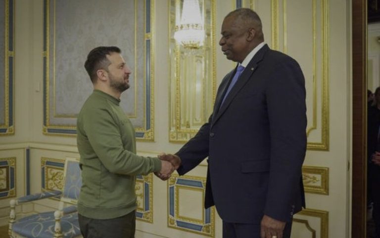 Jefe del Pentágono visita Ucrania antes de las elecciones
